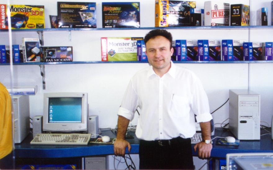 Senad in the shop with display systems